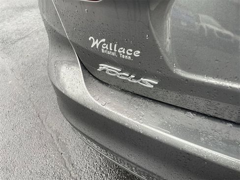 Used 2018 Ford Focus SE w/ SE Appearance Package image 7