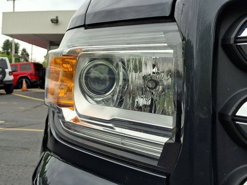 Used 2017 GMC Canyon SLE w/ All Terrain Package AWD/4WD image 9