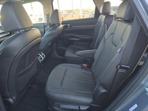 Used 2025 Kia Sorento EX w/ Panoramic Sunroof Package image 16