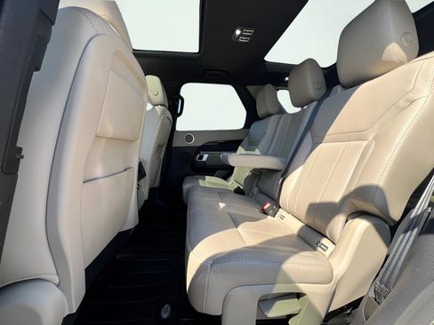 Used 2018 Land Rover Discovery SE image 24