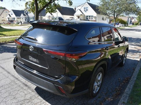 Used 2024 Toyota Highlander LE image 5