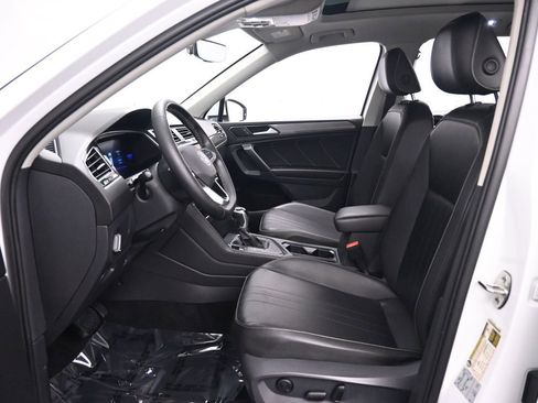 Used 2022 Volkswagen Tiguan SE w/ Panoramic Sunroof Package image 11