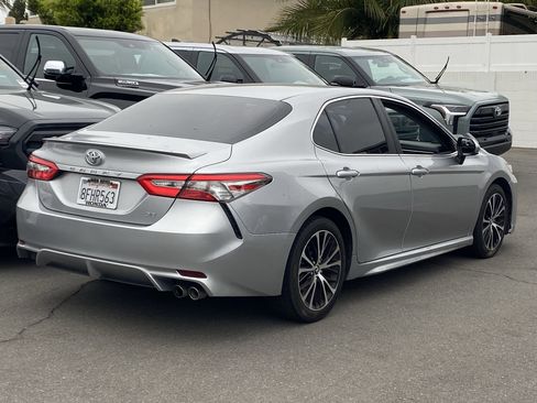 Used 2018 Toyota Camry SE FWD image 3