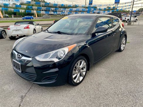 Used 2016 Hyundai Veloster FWD image 3