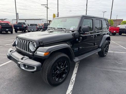 Used 2025 Jeep Wrangler Unlimited Sahara AWD/4WD image 3