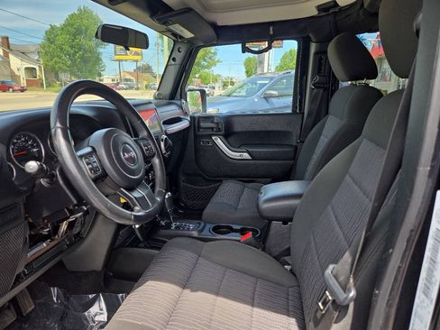 Used 2012 Jeep Wrangler Unlimited Rubicon w/ Dual Top Group AWD/4WD image 9