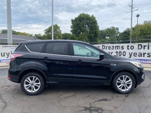 Used 2017 Ford Escape SE FWD image 2