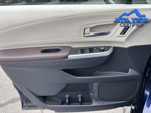 Used 2021 Toyota Sienna Platinum image 16
