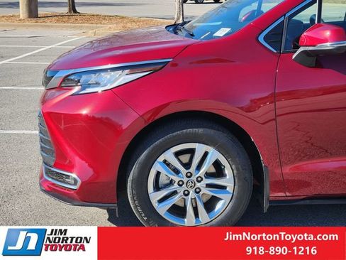 Used 2025 Toyota Sienna Limited image 8