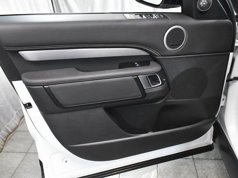 Used 2023 Land Rover Discovery S R-Dynamic image 9