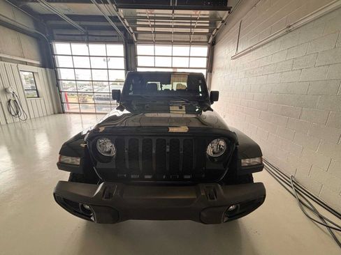 Used 2022 Jeep Gladiator Sport AWD/4WD image 2