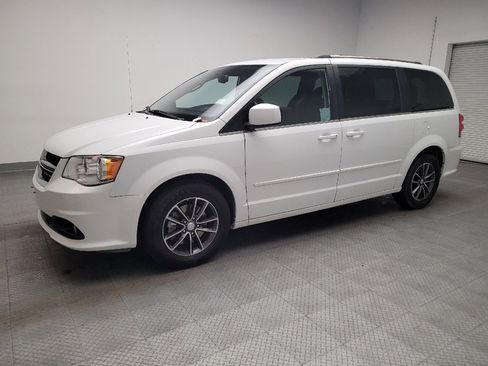 Used 2017 Dodge Grand Caravan SXT FWD image 2