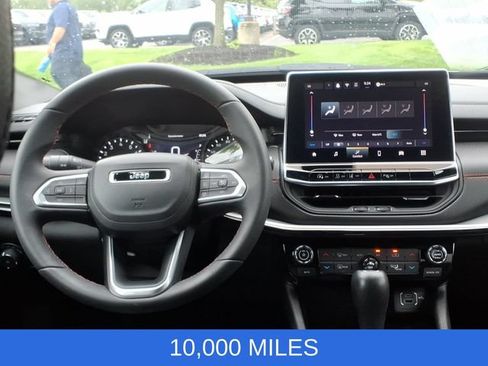Used 2025 Jeep Compass Trailhawk AWD/4WD image 10