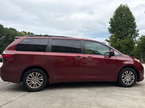 Used 2017 Toyota Sienna XLE Premium FWD image 12