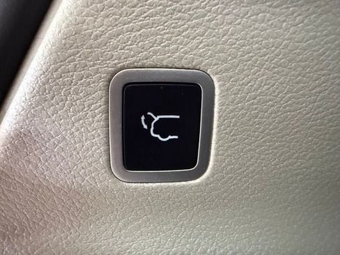 Used 2022 Chrysler Pacifica Touring-L w/ Uconnect Theater Family Group FWD image 26