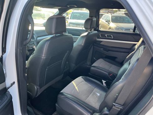Used 2017 Ford Explorer XLT w/ Equipment Group 202A AWD/4WD image 22