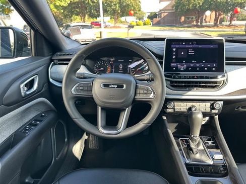 Used 2024 Jeep Compass Latitude image 10