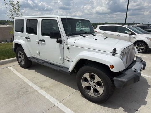 Used 2017 Jeep Wrangler Unlimited Sahara w/ Connectivity Group AWD/4WD image 2