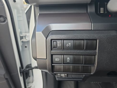 Certified 2025 Toyota Tacoma SR5 AWD/4WD image 17