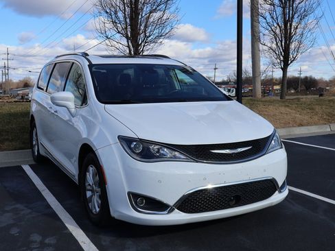 Used 2018 Chrysler Pacifica Touring-L Plus w/ Advanced Safetytec Group image 5