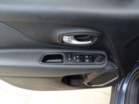 Used 2023 Jeep Renegade Latitude image 29