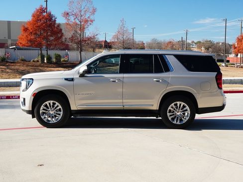 Used 2022 GMC Yukon SLT w/ SLT Premium Package image 2