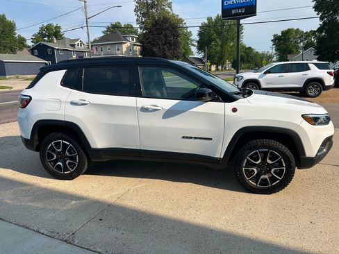Used 2025 Jeep Compass Trailhawk AWD/4WD image 5