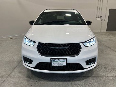 New 2026 Chrysler Pacifica Limited w/ S Appearance Package image 3