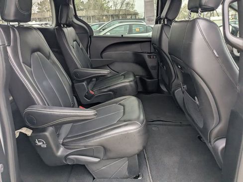 Used 2025 Chrysler Pacifica Select image 29