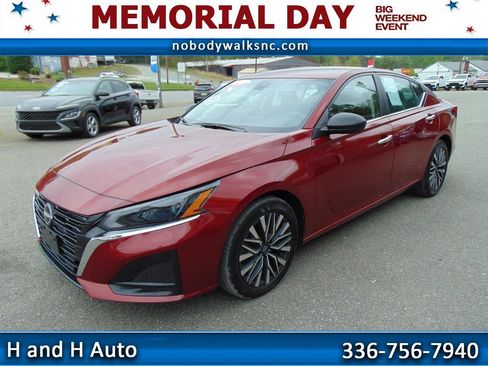 Used 2024 Nissan Altima 2.5 SV image 1