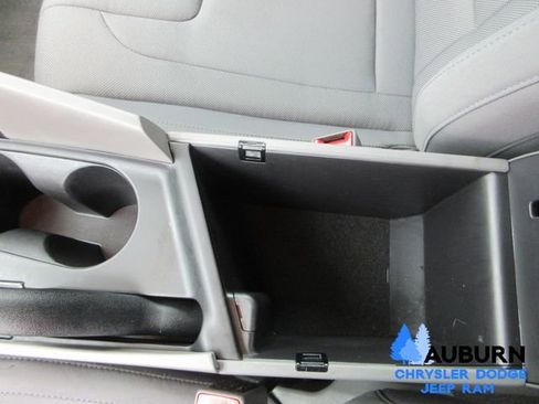 Used 2025 Hyundai Elantra SE image 30