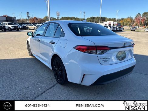 Used 2024 Toyota Corolla LE image 9
