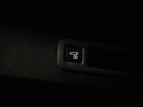 Used 2025 Toyota Sienna XLE FWD image 8