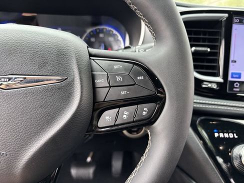 Used 2025 Chrysler Pacifica Limited FWD image 32