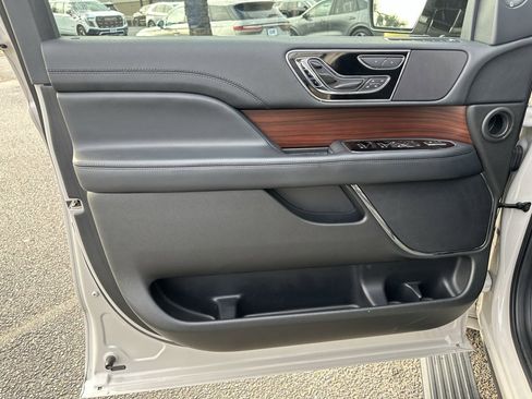 Used 2022 Lincoln Navigator Reserve image 10