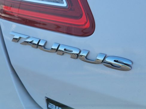 Used 2018 Ford Taurus SEL w/ Equipment Group 201A FWD image 10