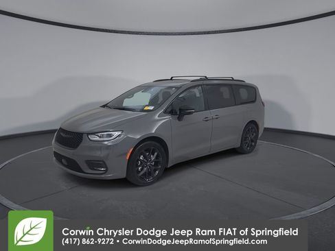 Used 2025 Chrysler Pacifica Limited FWD image 7