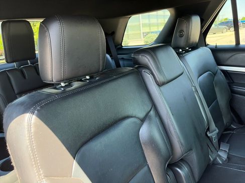Used 2017 Ford Explorer XLT w/ Equipment Group 202A AWD/4WD image 32