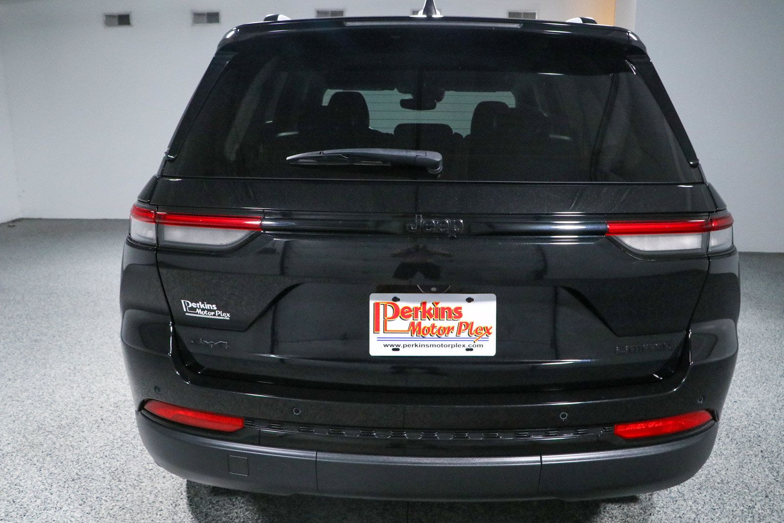 Used 2023 Jeep Grand Cherokee Limited w/ Black Appearance Package AWD/4WD image 8