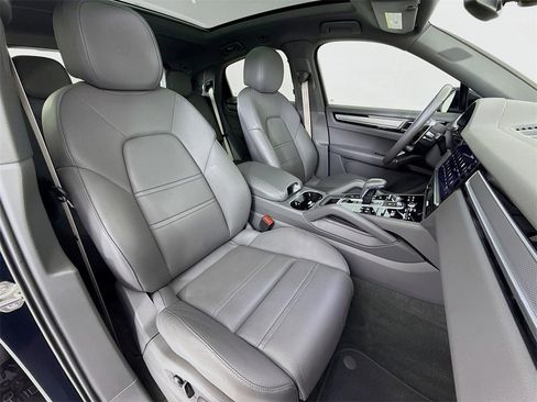 Used 2023 Porsche Cayenne Platinum Edition image 30
