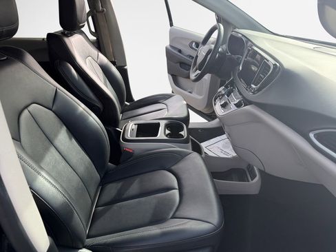 Used 2024 Chrysler Pacifica Touring-L FWD image 26