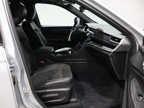 Used 2024 Jeep Grand Cherokee L Altitude image 22