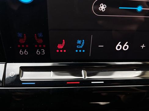 Certified 2024 Volkswagen Atlas SE image 30