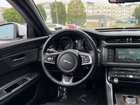Used 2016 Jaguar XF S RWD image 29