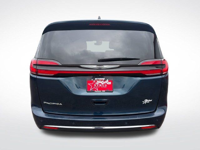 Used 2024 Chrysler Pacifica Touring-L FWD image 5
