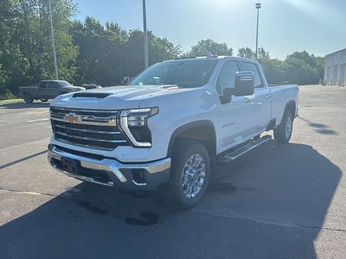 Used 2025 Chevrolet Silverado 3500 LTZ AWD/4WD image 2
