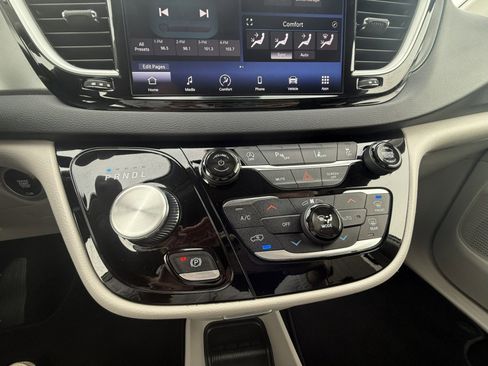 Used 2024 Chrysler Pacifica Touring-L image 18