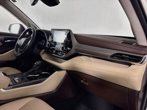 Used 2020 Toyota Highlander Limited FWD image 32