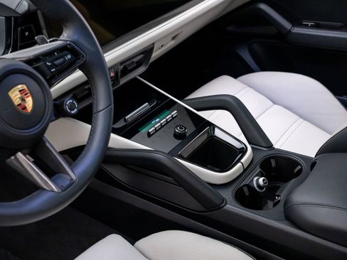 Certified 2025 Porsche Cayenne Coupe AWD/4WD image 11