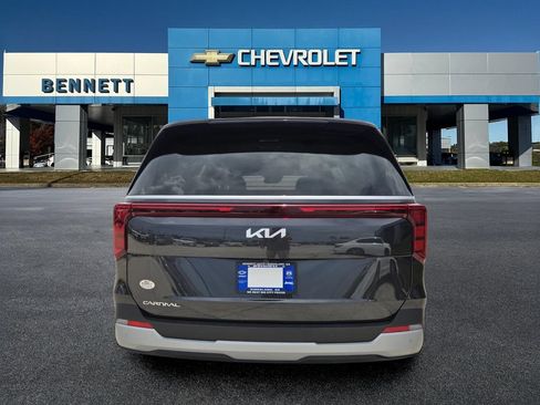 Used 2025 Kia Carnival FWD image 5
